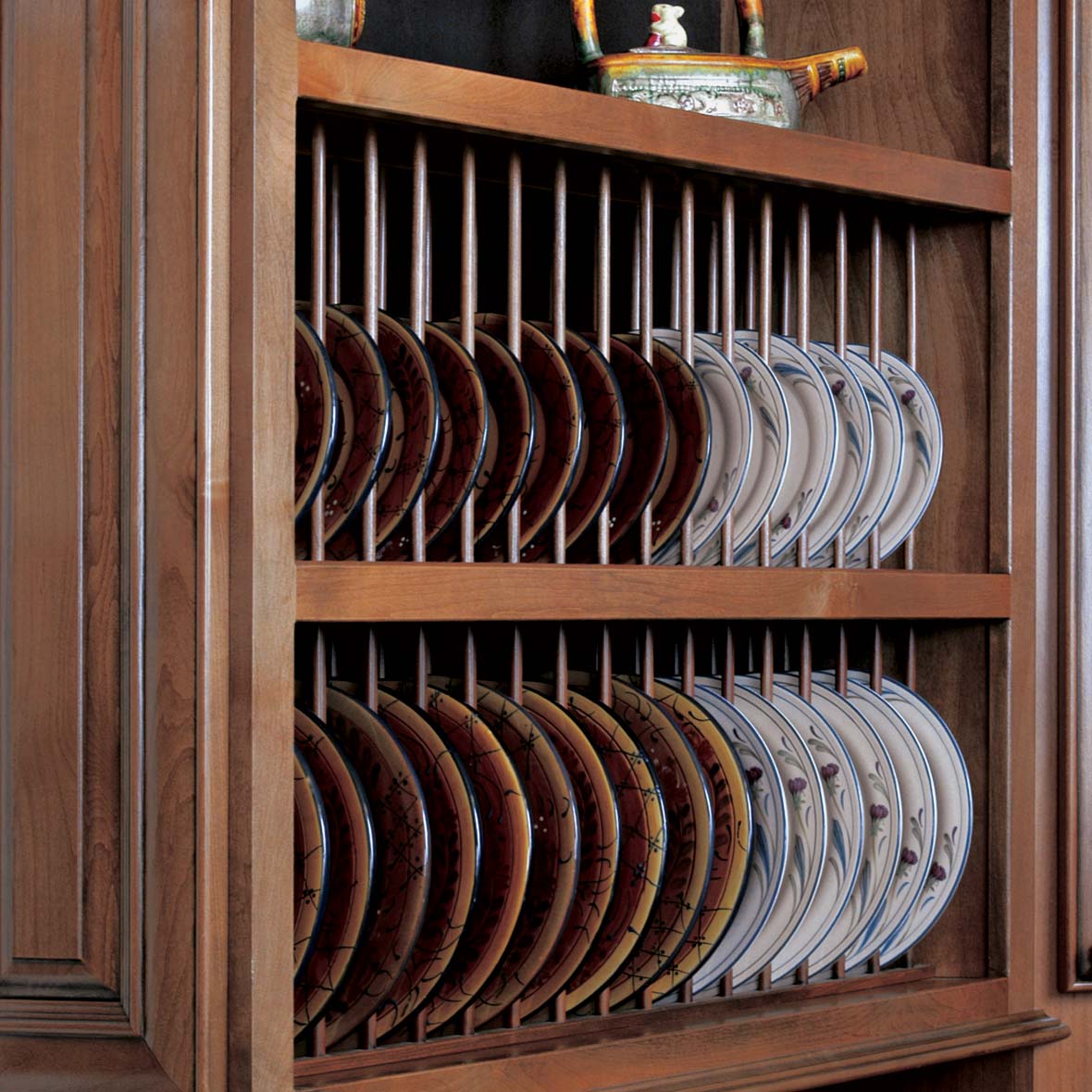 How does the Omega National chomega plate display rack function?